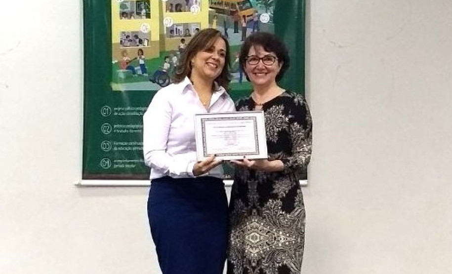 A Secretaria de Estado da Educação entregou nessa segunda-feira (19), em Jacarezinho (Norte Pioneiro do Estado), o Prêmio Gestão Paraná às escolas pertencentes ao Núcleo Regional de Educação (NRE) do município. As unidades foram selecionadas por trabalhar com projetos pedagógicos inovadores, praticar a gestão participativa dos recursos públicos e envolvimento da comunidade no cotidiano escolar.