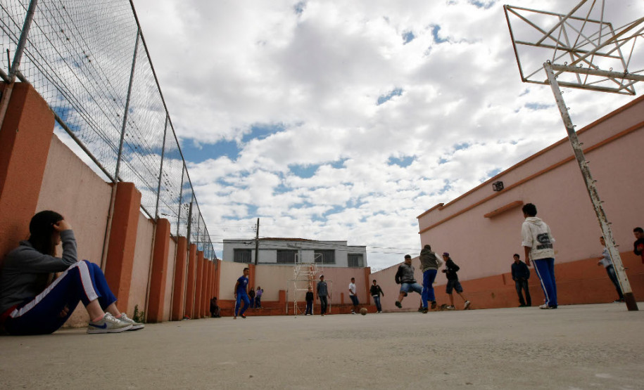 Os encontros vão envolver estudantes, professores, pedagogos, funcionários, representantes da comunidade escolar, Secretaria da Educação, Secretaria de Saúde, Ministério Público do Paraná, Polícia Militar e Polícia Civil.