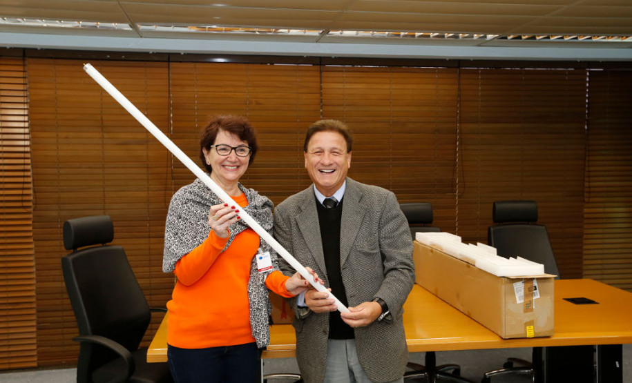 A Secretaria da Educação recebeu mais de cinco mil lâmpadas fluorescentes tubulares e cerca de quatro mil reatores da Companhia de Tecnologia da Informação e Comunicação do Paraná (Celepar). A doação foi possível em função da implantação do projeto de eficiência energética que substituiu quase seis mil lâmpadas fluorescentes por lâmpadas Led nas áreas interna e externa da Celepar.