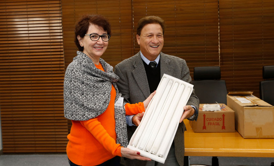 A Secretaria da Educação recebeu mais de cinco mil lâmpadas fluorescentes tubulares e cerca de quatro mil reatores da Companhia de Tecnologia da Informação e Comunicação do Paraná (Celepar). A doação foi possível em função da implantação do projeto de eficiência energética que substituiu quase seis mil lâmpadas fluorescentes por lâmpadas Led nas áreas interna e externa da Celepar.