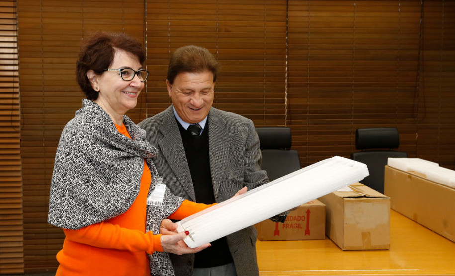 A Secretaria da Educação recebeu mais de cinco mil lâmpadas fluorescentes tubulares e cerca de quatro mil reatores da Companhia de Tecnologia da Informação e Comunicação do Paraná (Celepar). A doação foi possível em função da implantação do projeto de eficiência energética que substituiu quase seis mil lâmpadas fluorescentes por lâmpadas Led nas áreas interna e externa da Celepar.