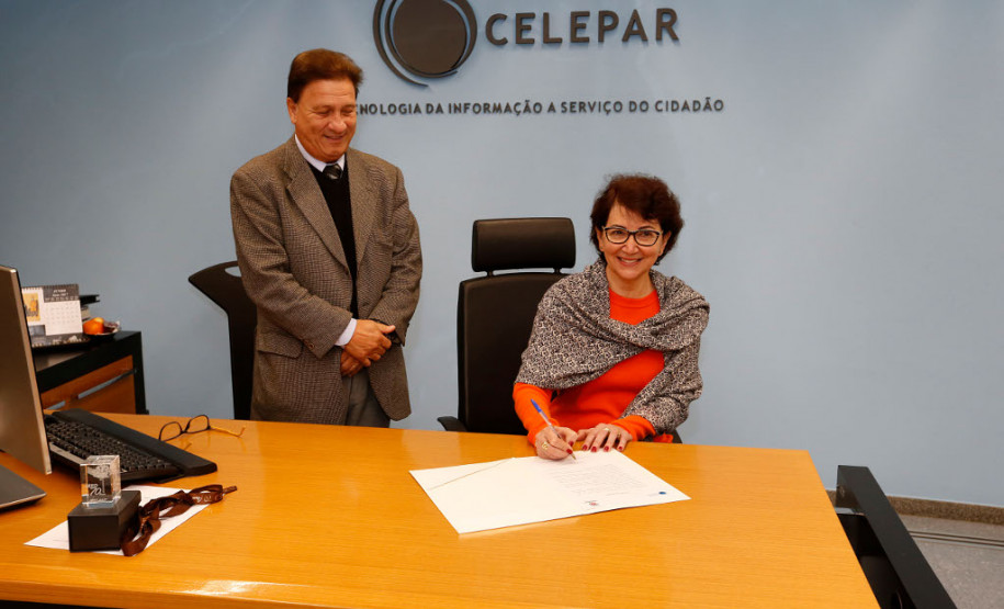 A Secretaria da Educação recebeu mais de cinco mil lâmpadas fluorescentes tubulares e cerca de quatro mil reatores da Companhia de Tecnologia da Informação e Comunicação do Paraná (Celepar). A doação foi possível em função da implantação do projeto de eficiência energética que substituiu quase seis mil lâmpadas fluorescentes por lâmpadas Led nas áreas interna e externa da Celepar.