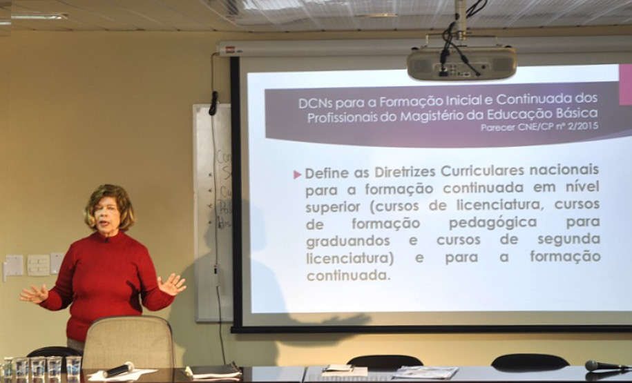 Cerca de 50 representantes da Secretaria de Estado da Educação, Secretaria de Estado da Ciência, Tecnologia e Ensino Superior, universidades públicas do Paraná, Conselho Estadual de Educação (CEE), associações, sindicatos e segmentos da sociedade civil participaram nesta quinta-feira (22), em Curitiba, da 1° reunião ordinária do Fórum Permanente de Apoio a Formação de Docente do Paraná.