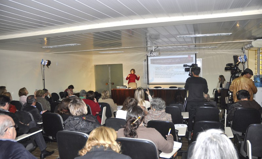 Cerca de 50 representantes da Secretaria de Estado da Educação, Secretaria de Estado da Ciência, Tecnologia e Ensino Superior, universidades públicas do Paraná, Conselho Estadual de Educação (CEE), associações, sindicatos e segmentos da sociedade civil participaram nesta quinta-feira (22), em Curitiba, da 1° reunião ordinária do Fórum Permanente de Apoio a Formação de Docente do Paraná.