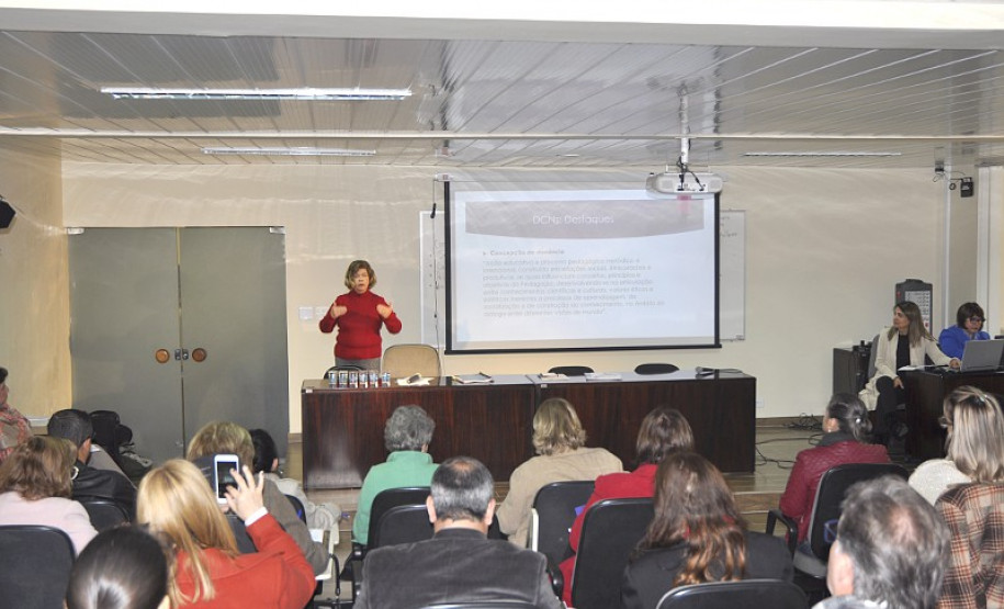 Cerca de 50 representantes da Secretaria de Estado da Educação, Secretaria de Estado da Ciência, Tecnologia e Ensino Superior, universidades públicas do Paraná, Conselho Estadual de Educação (CEE), associações, sindicatos e segmentos da sociedade civil participaram nesta quinta-feira (22), em Curitiba, da 1° reunião ordinária do Fórum Permanente de Apoio a Formação de Docente do Paraná.