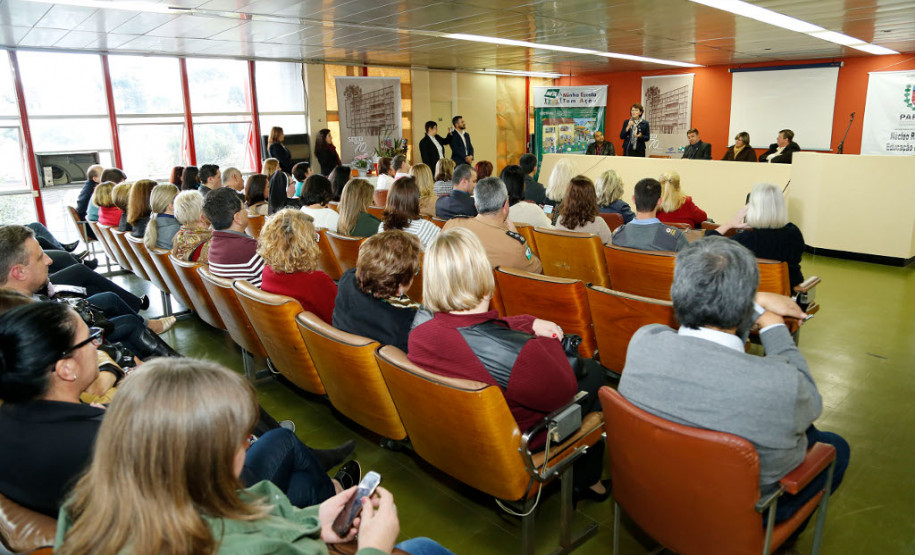 O Governo do Estado entregou, nesta sexta-feira (23), o Prêmio de Gestão Paraná às escolas da rede estadual de Curitiba. A premiação desenvolvida pela Secretaria de Estado da Educação selecionou escolas que desenvolvem projetos pedagógicos inovadores, praticam a gestão participativa dos recursos públicos e promovem o envolvimento da comunidade no cotidiano escolar.