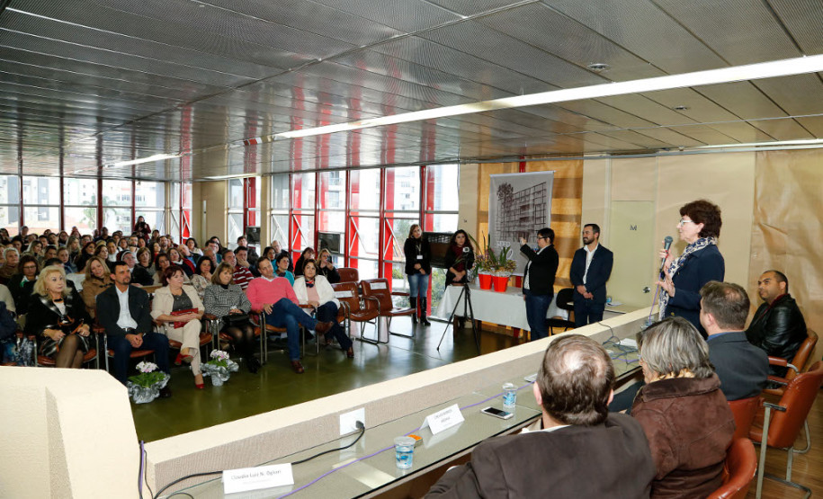 O Governo do Estado entregou, nesta sexta-feira (23), o Prêmio de Gestão Paraná às escolas da rede estadual de Curitiba. A premiação desenvolvida pela Secretaria de Estado da Educação selecionou escolas que desenvolvem projetos pedagógicos inovadores, praticam a gestão participativa dos recursos públicos e promovem o envolvimento da comunidade no cotidiano escolar.