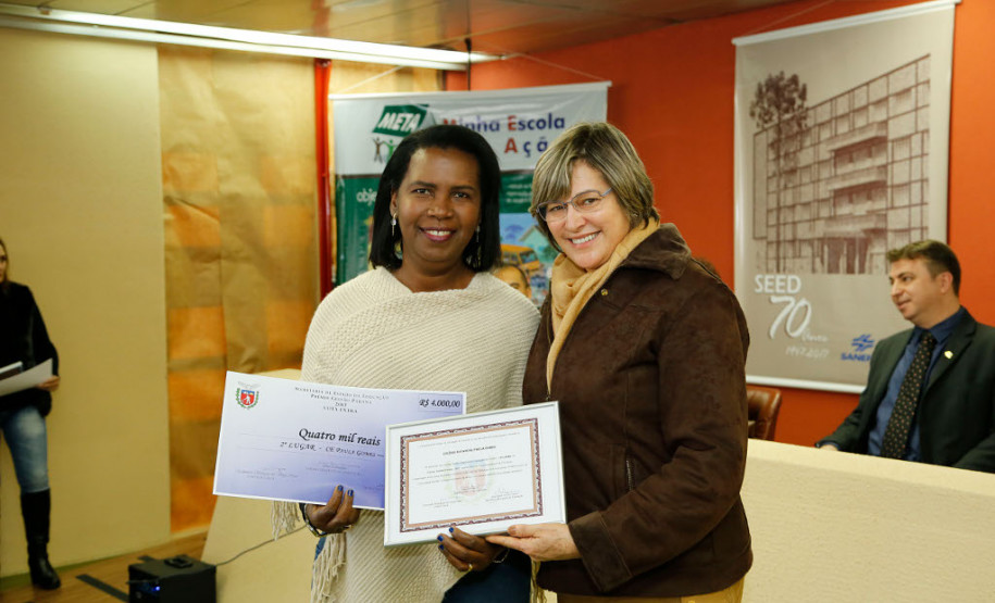 Para a diretora Cristina Maria da Costa Felisbino de Matos, do Colégio Estadual Paula Gomes, a premiação é resultado do resgate da história e orgulho dos alunos, professores, funcionários e também da comunidade. “Nesses últimos anos trabalhamos para resgatar a memória da escola e o resultado foi professores, funcionários e alunos se sentindo mais valorizados. Este prêmio é fruto desse trabalho que vem sendo desenvolvido em equipe”, contou.