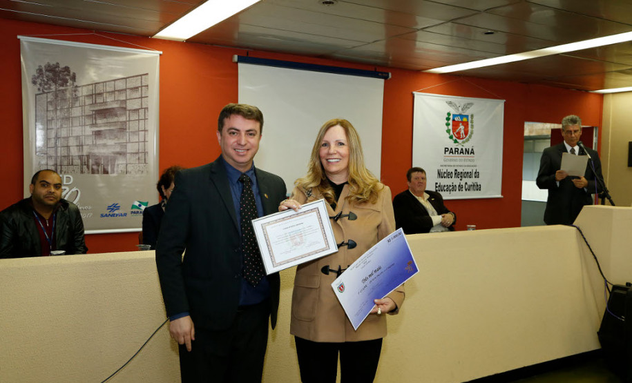 Já para a diretora da Escola Estadual Dom Orione, Maria Ivone Favarim Vendametto, o prêmio reflete uma série de fatores que envolvem o colegiado da escola e a comunidade. “O prêmio representa uma comunidade unida e participativa, professores comprometidos com a educação de qualidade, alunos ativos e uma direção apaixonada pela gestão escolar”, disse ela.