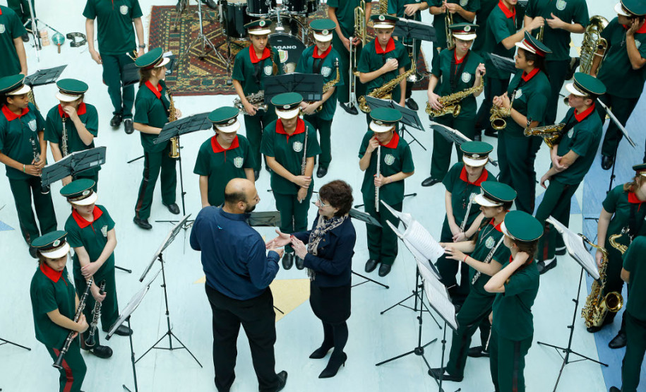 O Governo do Estado entregou, nesta sexta-feira (23), o Prêmio de Gestão Paraná às escolas da rede estadual de Curitiba. A premiação desenvolvida pela Secretaria de Estado da Educação selecionou escolas que desenvolvem projetos pedagógicos inovadores, praticam a gestão participativa dos recursos públicos e promovem o envolvimento da comunidade no cotidiano escolar.