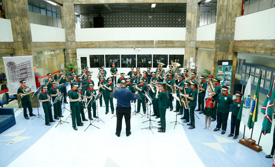 O Governo do Estado entregou, nesta sexta-feira (23), o Prêmio de Gestão Paraná às escolas da rede estadual de Curitiba. A premiação desenvolvida pela Secretaria de Estado da Educação selecionou escolas que desenvolvem projetos pedagógicos inovadores, praticam a gestão participativa dos recursos públicos e promovem o envolvimento da comunidade no cotidiano escolar.
