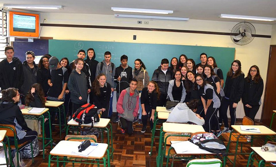 Os estudantes dos primeiros anos do ensino médio do Colégio São Paulo Apóstolo, em Curitiba, tiveram uma experiência diferente neste mês de junho durante as aulas de Matemática. Eles foram desafiados a produzir um material que pudesse auxiliar alunos com deficiência visual a aprender a disciplina. O objetivo da prática foi incentivar a realização de trabalhos sociais e vivenciar experiências de pessoas com deficiência visual.