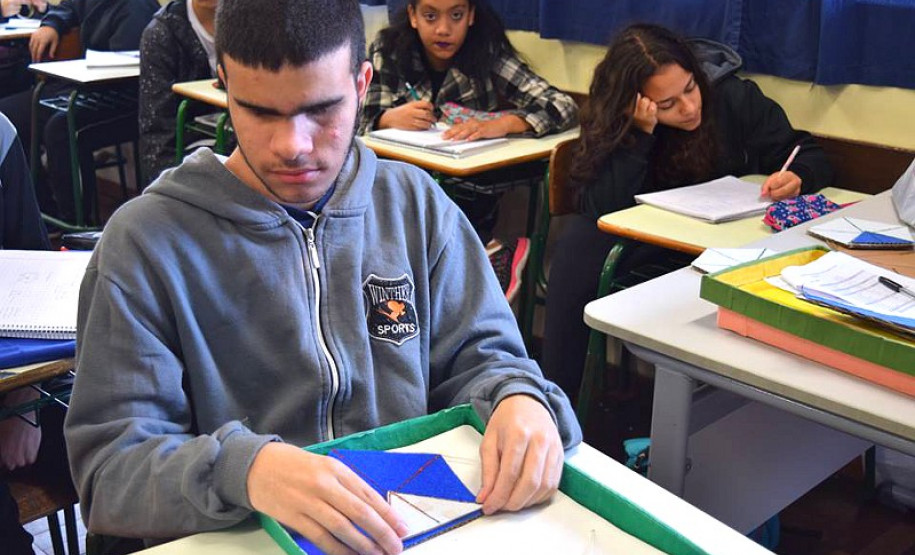 Os estudantes dos primeiros anos do ensino médio do Colégio São Paulo Apóstolo, em Curitiba, tiveram uma experiência diferente neste mês de junho durante as aulas de Matemática. Eles foram desafiados a produzir um material que pudesse auxiliar alunos com deficiência visual a aprender a disciplina. O objetivo da prática foi incentivar a realização de trabalhos sociais e vivenciar experiências de pessoas com deficiência visual.