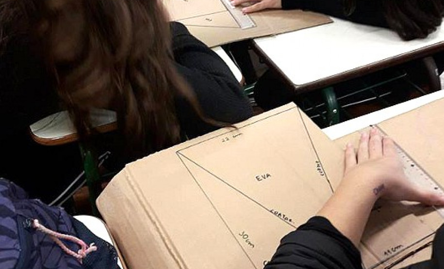 Os estudantes dos primeiros anos do ensino médio do Colégio São Paulo Apóstolo, em Curitiba, tiveram uma experiência diferente neste mês de junho durante as aulas de Matemática. Eles foram desafiados a produzir um material que pudesse auxiliar alunos com deficiência visual a aprender a disciplina. O objetivo da prática foi incentivar a realização de trabalhos sociais e vivenciar experiências de pessoas com deficiência visual.