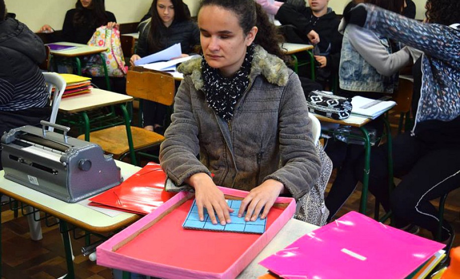 Os estudantes dos primeiros anos do ensino médio do Colégio São Paulo Apóstolo, em Curitiba, tiveram uma experiência diferente neste mês de junho durante as aulas de Matemática. Eles foram desafiados a produzir um material que pudesse auxiliar alunos com deficiência visual a aprender a disciplina. O objetivo da prática foi incentivar a realização de trabalhos sociais e vivenciar experiências de pessoas com deficiência visual.