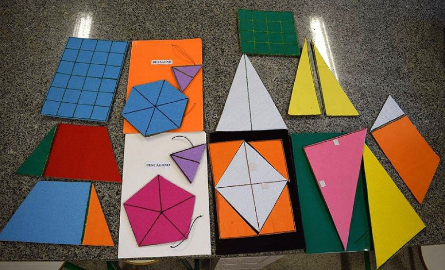 Os estudantes dos primeiros anos do ensino médio do Colégio São Paulo Apóstolo, em Curitiba, tiveram uma experiência diferente neste mês de junho durante as aulas de Matemática. Eles foram desafiados a produzir um material que pudesse auxiliar alunos com deficiência visual a aprender a disciplina. O objetivo da prática foi incentivar a realização de trabalhos sociais e vivenciar experiências de pessoas com deficiência visual.