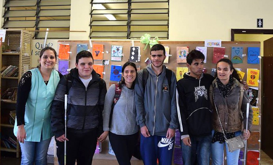 Os estudantes dos primeiros anos do ensino médio do Colégio São Paulo Apóstolo, em Curitiba, tiveram uma experiência diferente neste mês de junho durante as aulas de Matemática. Eles foram desafiados a produzir um material que pudesse auxiliar alunos com deficiência visual a aprender a disciplina. O objetivo da prática foi incentivar a realização de trabalhos sociais e vivenciar experiências de pessoas com deficiência visual.