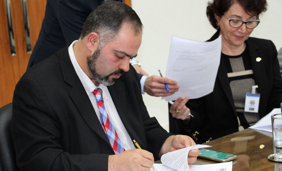 No intuito de articular ações conjuntas que promovam o bem estar social, a Secretaria da Justiça, Trabalho e Direitos Humanos em parceria com o Tribunal de Justiça do Paraná; Instituto de Identificação do Paraná; Associação Paranaense de Oftalmologia; Conselho Brasileiro de Oftalmologia; Secretaria da Educação e a de Segurança Pública assinaram, nesta segunda-feira (26), um protocolo de intenções que firma a implementação do projeto pioneiro para exames oftalmológicos.