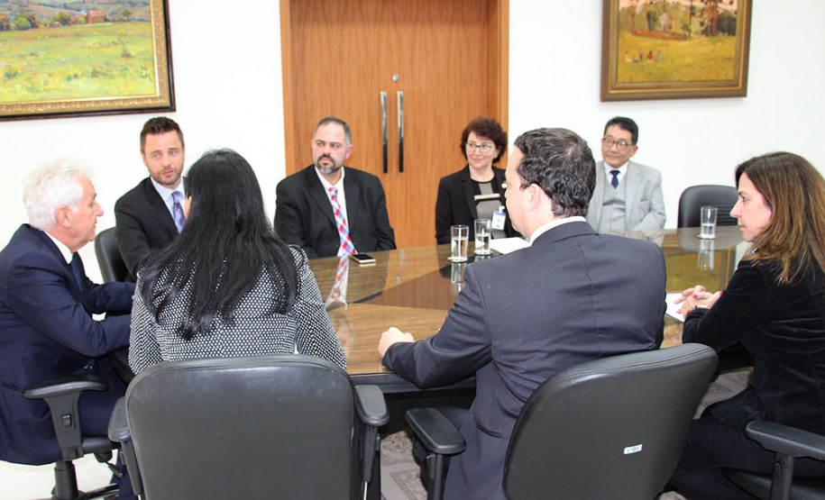 No intuito de articular ações conjuntas que promovam o bem estar social, a Secretaria da Justiça, Trabalho e Direitos Humanos em parceria com o Tribunal de Justiça do Paraná; Instituto de Identificação do Paraná; Associação Paranaense de Oftalmologia; Conselho Brasileiro de Oftalmologia; Secretaria da Educação e a de Segurança Pública assinaram, nesta segunda-feira (26), um protocolo de intenções que firma a implementação do projeto pioneiro para exames oftalmológicos.