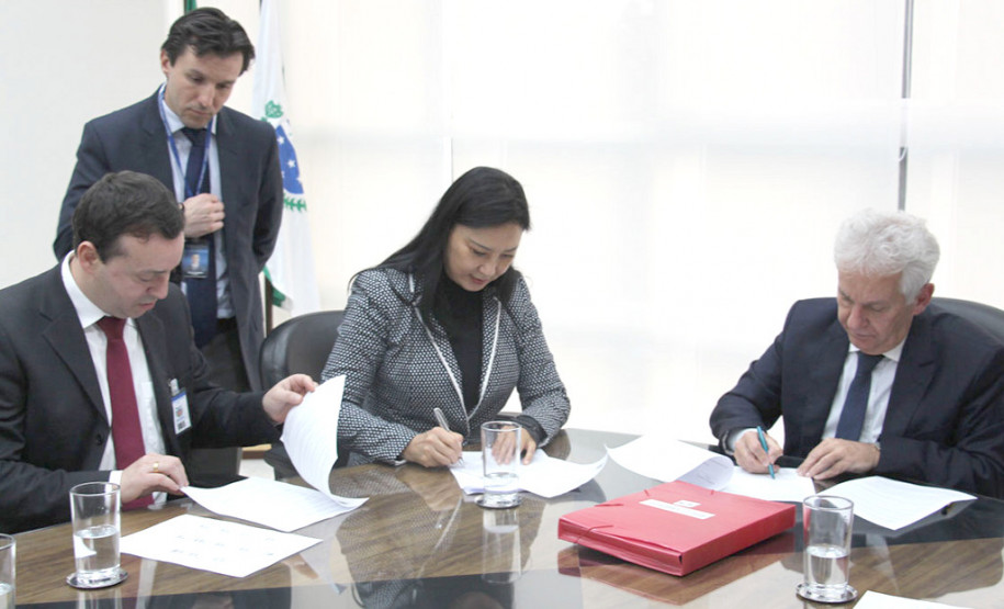 No intuito de articular ações conjuntas que promovam o bem estar social, a Secretaria da Justiça, Trabalho e Direitos Humanos em parceria com o Tribunal de Justiça do Paraná; Instituto de Identificação do Paraná; Associação Paranaense de Oftalmologia; Conselho Brasileiro de Oftalmologia; Secretaria da Educação e a de Segurança Pública assinaram, nesta segunda-feira (26), um protocolo de intenções que firma a implementação do projeto pioneiro para exames oftalmológicos.