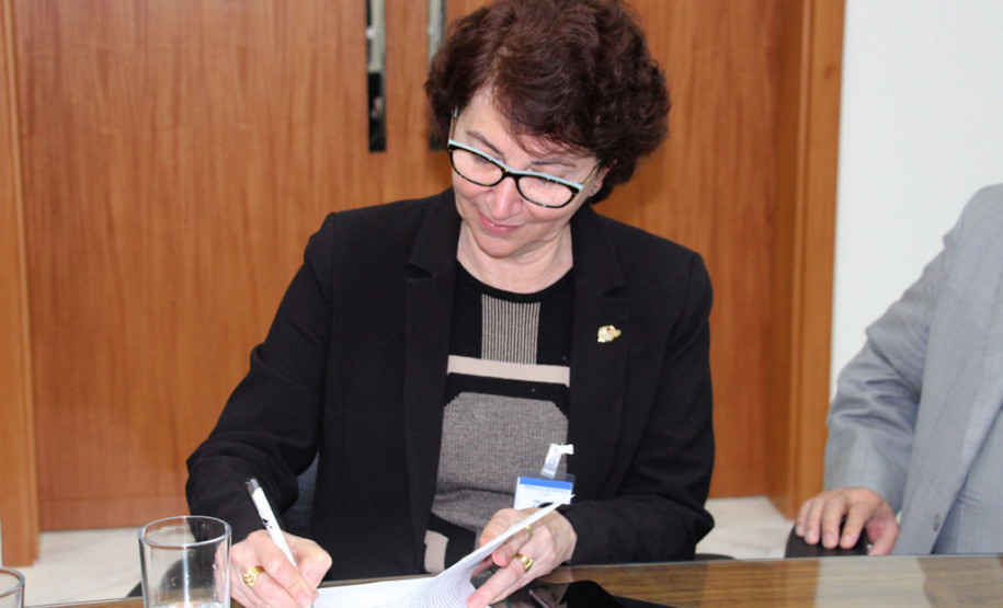 No intuito de articular ações conjuntas que promovam o bem estar social, a Secretaria da Justiça, Trabalho e Direitos Humanos em parceria com o Tribunal de Justiça do Paraná; Instituto de Identificação do Paraná; Associação Paranaense de Oftalmologia; Conselho Brasileiro de Oftalmologia; Secretaria da Educação e a de Segurança Pública assinaram, nesta segunda-feira (26), um protocolo de intenções que firma a implementação do projeto pioneiro para exames oftalmológicos.