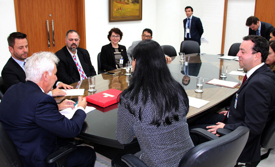 No intuito de articular ações conjuntas que promovam o bem estar social, a Secretaria da Justiça, Trabalho e Direitos Humanos em parceria com o Tribunal de Justiça do Paraná; Instituto de Identificação do Paraná; Associação Paranaense de Oftalmologia; Conselho Brasileiro de Oftalmologia; Secretaria da Educação e a de Segurança Pública assinaram, nesta segunda-feira (26), um protocolo de intenções que firma a implementação do projeto pioneiro para exames oftalmológicos.