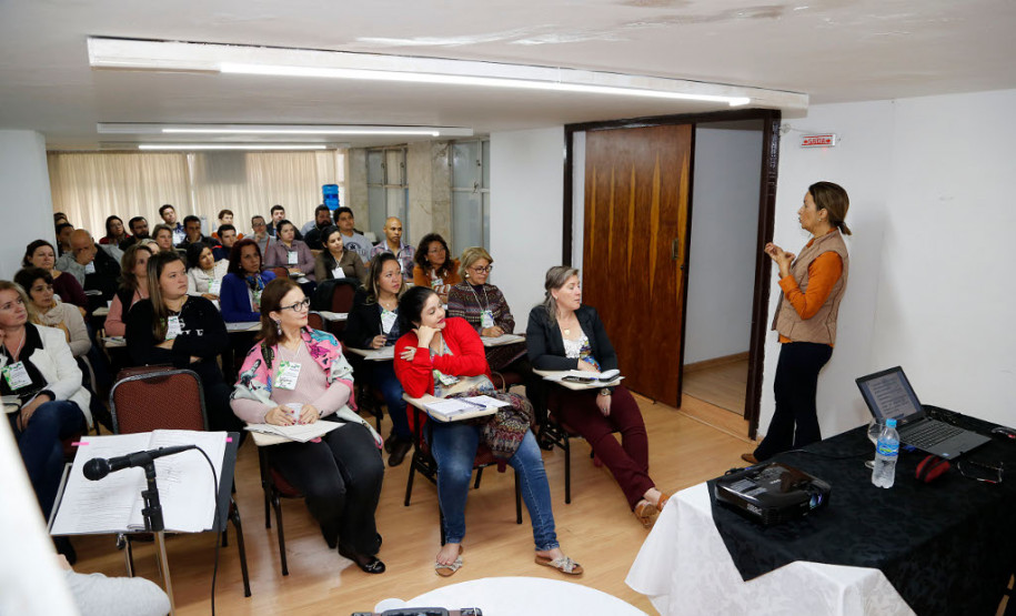 Cerca de 200 profissionais que atuam em instituições da rede estadual de ensino – que ofertam a formação técnica em Agropecuária e Floresta – iniciam nesta terça-feira (27), em Curitiba, uma série de cursos relacionados ao Eixo Tecnológico Recursos Naturais. A formação termina na sexta-feira (30).