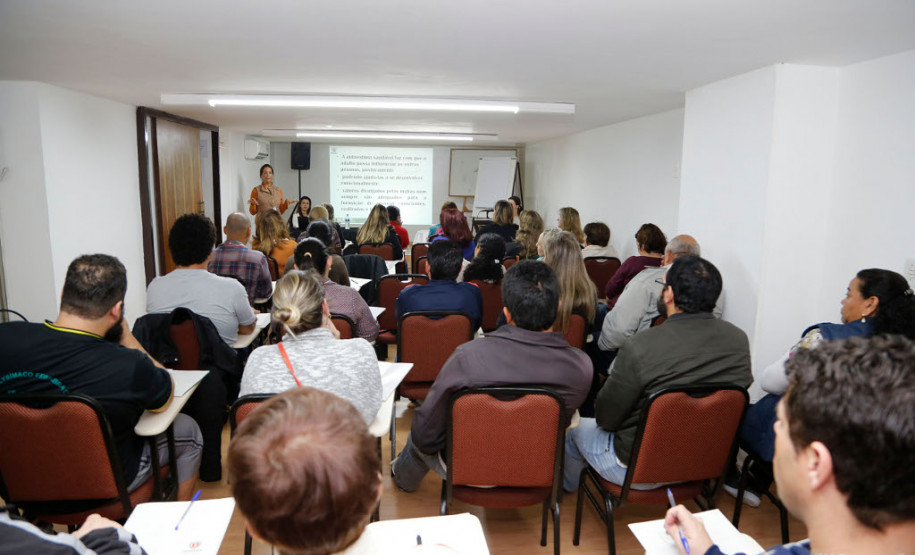 Cerca de 200 profissionais que atuam em instituições da rede estadual de ensino – que ofertam a formação técnica em Agropecuária e Floresta – iniciam nesta terça-feira (27), em Curitiba, uma série de cursos relacionados ao Eixo Tecnológico Recursos Naturais. A formação termina na sexta-feira (30).