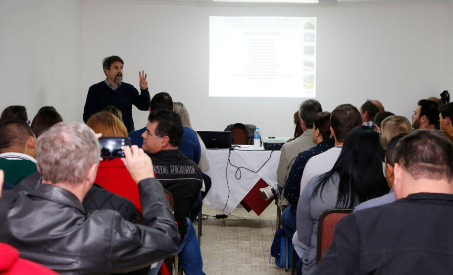 Cerca de 200 profissionais que atuam em instituições da rede estadual de ensino – que ofertam a formação técnica em Agropecuária e Floresta – iniciam nesta terça-feira (27), em Curitiba, uma série de cursos relacionados ao Eixo Tecnológico Recursos Naturais. A formação termina na sexta-feira (30).