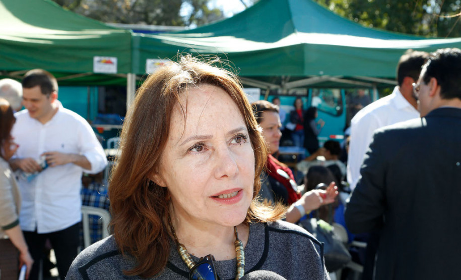 A presidente do Conselho Estadual de Políticas Públicas sobre Drogas (Conesd), Diana de Lima e Silva, destacou a importância da prevenção do primeiro contato com o mundo das drogas. “Essa é uma semana que se dedica à orientação e informações sobre a drogadição. Nós sabemos que o número de dependentes químicos está cada vez maior, no Paraná e no Brasil, por isso é importante fazermos esse trabalho preventivo e informativo”, disse.