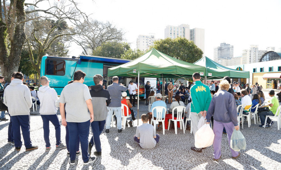 Estudantes, professores, pedagogos, pais e trabalhadores que passavam pela Praça Rui Barbosa, na região central de Curitiba, na tarde desta terça-feira (27), participaram de uma roda de conversa sobre o consumo de drogas.