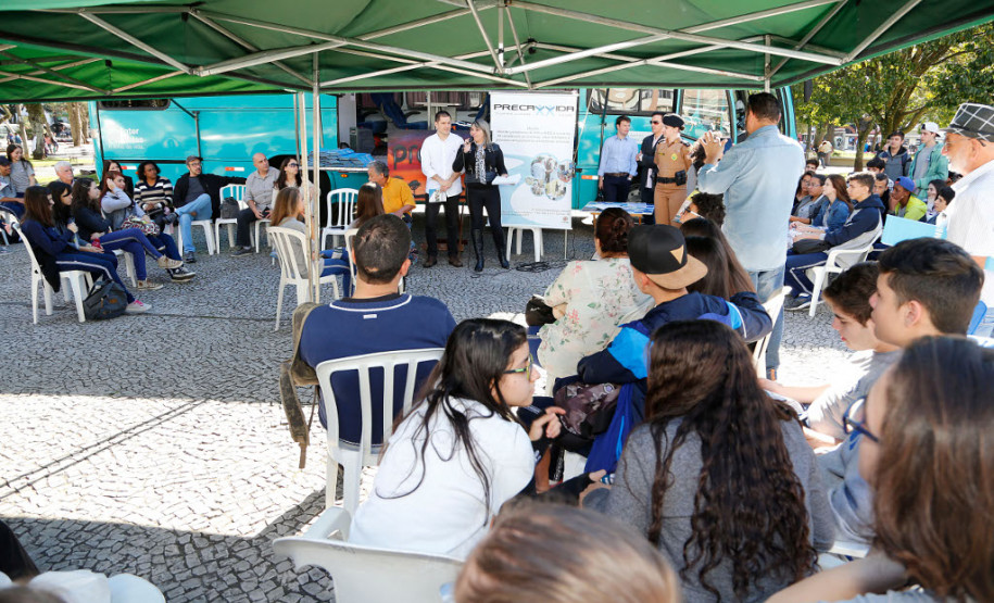 Estudantes, professores, pedagogos, pais e trabalhadores que passavam pela Praça Rui Barbosa, na região central de Curitiba, na tarde desta terça-feira (27), participaram de uma roda de conversa sobre o consumo de drogas.