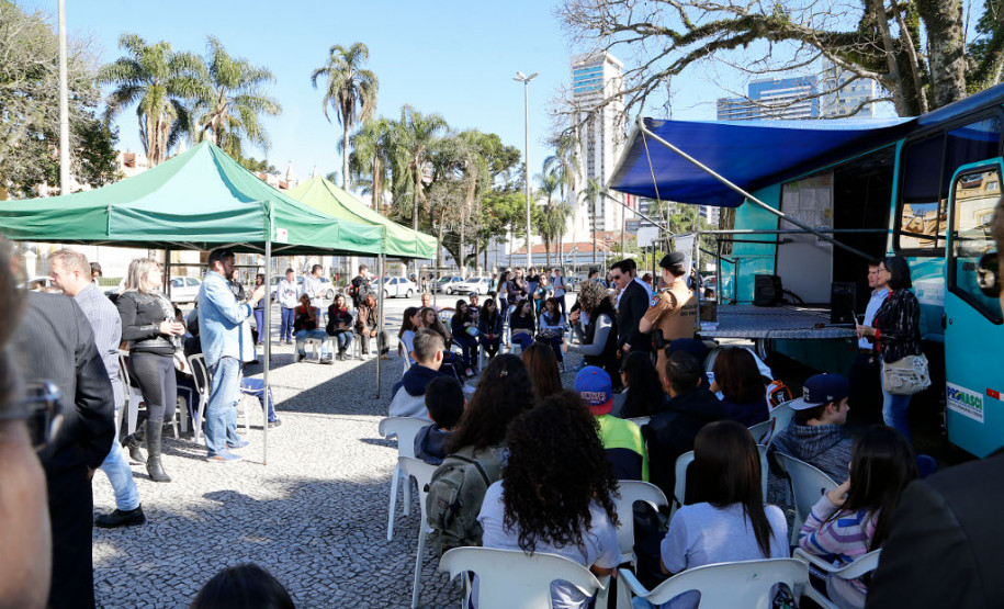 Estudantes, professores, pedagogos, pais e trabalhadores que passavam pela Praça Rui Barbosa, na região central de Curitiba, na tarde desta terça-feira (27), participaram de uma roda de conversa sobre o consumo de drogas.