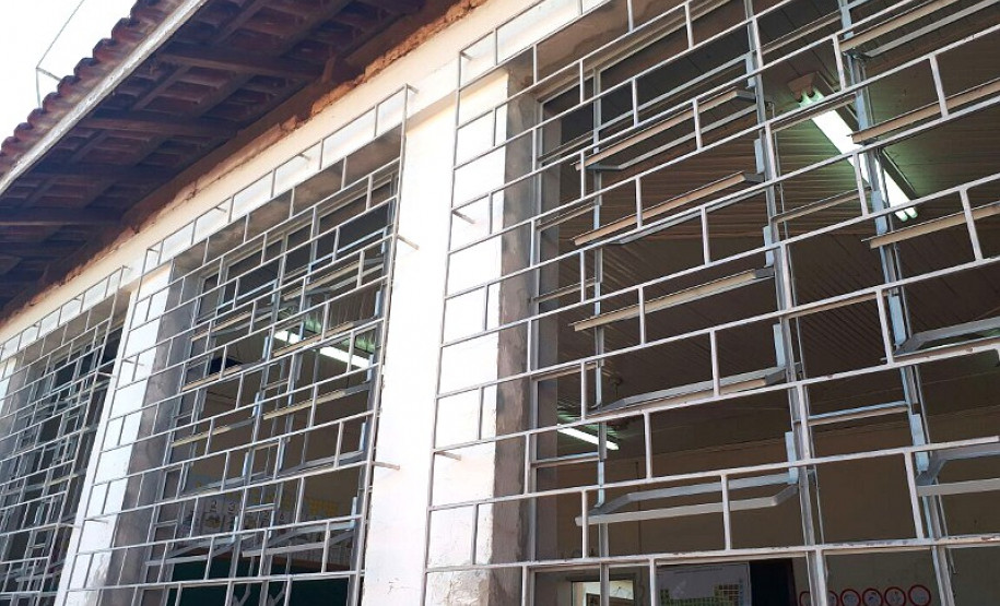 No Norte do Estado, 25 escolas administradas pelo Núcleo Regional de Educação de Cornélio Procópio serão reformadas. O investimento é de R$ 2,5 milhões. O Colégio Estadual Adelaide Glauber Ross, em Nova Fátima, é uma das unidades que recebe melhorias.

As reformas acontecem nas salas de aula (troca das janelas e portas), banheiros e refeitório, além do telhado e do forro de um dos quatro blocos.