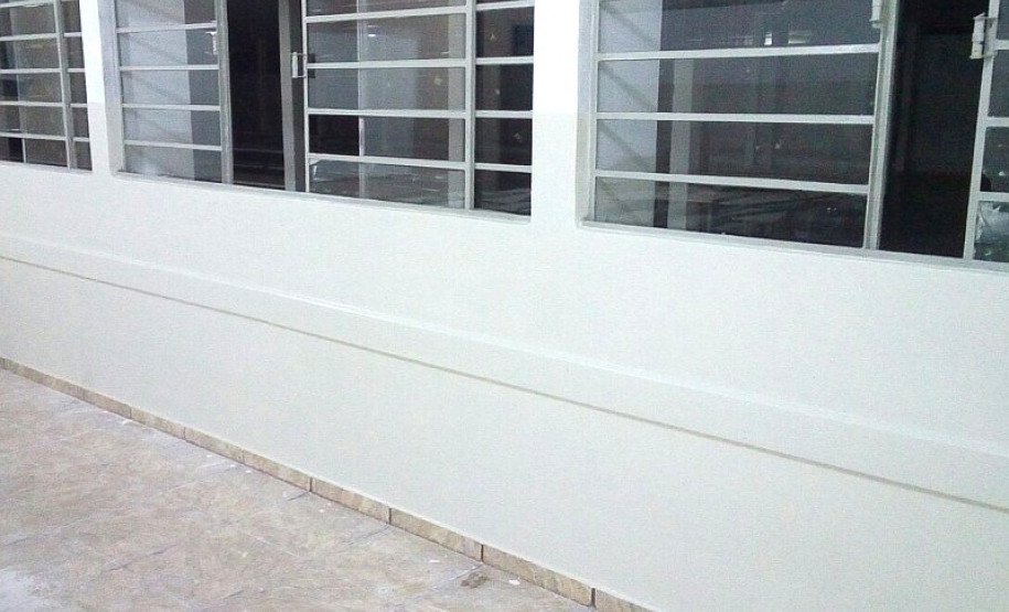 Na região Centro-Oeste, o Núcleo Regional de Educação de Campo Mourão administra sete obras. Uma delas acontece no Colégio Estadual Alberto Santos Dumont, em Campina da Lagoa, com a conclusão dos trabalhos prevista para o início de julho.

A escola recebe pintura interna e externa nas dez salas de aula, reforma completa da sala de xadrez e dos vestiários da quadra poliesportiva, que vão ganhar mantas térmicas, pintura, telhado e forro novos. Nesta região sete escolas estão em obras.