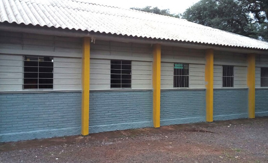 Na região Centro-Oeste, o Núcleo Regional de Educação de Campo Mourão administra sete obras. Uma delas acontece no Colégio Estadual Alberto Santos Dumont, em Campina da Lagoa, com a conclusão dos trabalhos prevista para o início de julho.

A escola recebe pintura interna e externa nas dez salas de aula, reforma completa da sala de xadrez e dos vestiários da quadra poliesportiva, que vão ganhar mantas térmicas, pintura, telhado e forro novos. Nesta região sete escolas estão em obras.