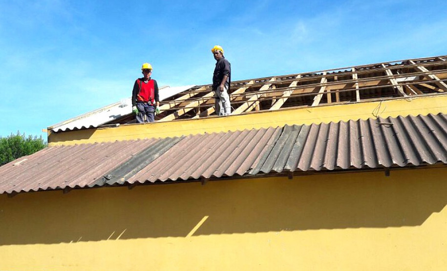 No município de Itaperuçu, na Região Metropolitana de Curitiba, a troca do telhado e de todas as portas está em fase de conclusão no Colégio Estadual Vereador Luiz Maltaca. Também serão feitas a reforma dos banheiros dos professores e a substituição da rede elétrica. “É gratificante porque com estas melhorias e salas de aula mais confortáveis poderemos atender melhor os professores e os nossos 620 alunos” ressaltou a diretora-auxiliar Loren Kátia Pereira Lacerda.