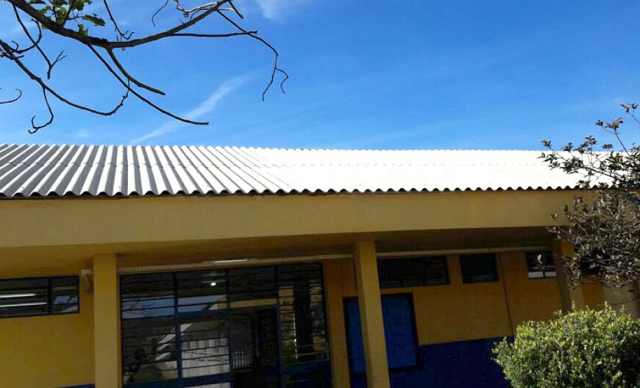 No município de Itaperuçu, na Região Metropolitana de Curitiba, a troca do telhado e de todas as portas está em fase de conclusão no Colégio Estadual Vereador Luiz Maltaca. Também serão feitas a reforma dos banheiros dos professores e a substituição da rede elétrica. “É gratificante porque com estas melhorias e salas de aula mais confortáveis poderemos atender melhor os professores e os nossos 620 alunos” ressaltou a diretora-auxiliar Loren Kátia Pereira Lacerda.