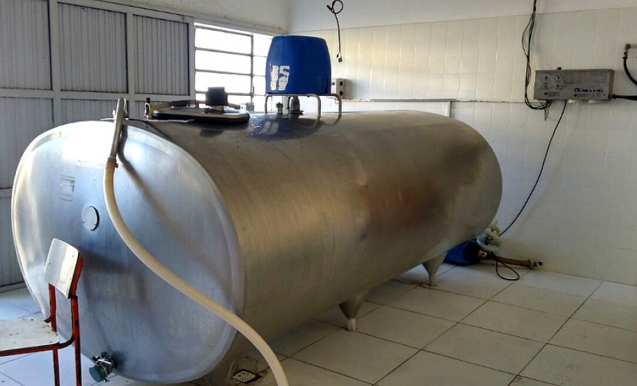 O rebanho de vacas leiteiras da raça holandesa do Centro Estadual de Educação Profissional (CEEP) Olegário Macedo, em Castro, na região dos Campos Gerais, entrou para uma galeria seleta. Na semana passada a fazenda-escola recebeu da Associação Paranaense de Criadores de Bovinos da Raça Holandesa (APCBRH) o certificado Vaca Vitalícia 2016 para animais da raça holandesa que produzem mais de 100 mil litros de leite durante a vida.