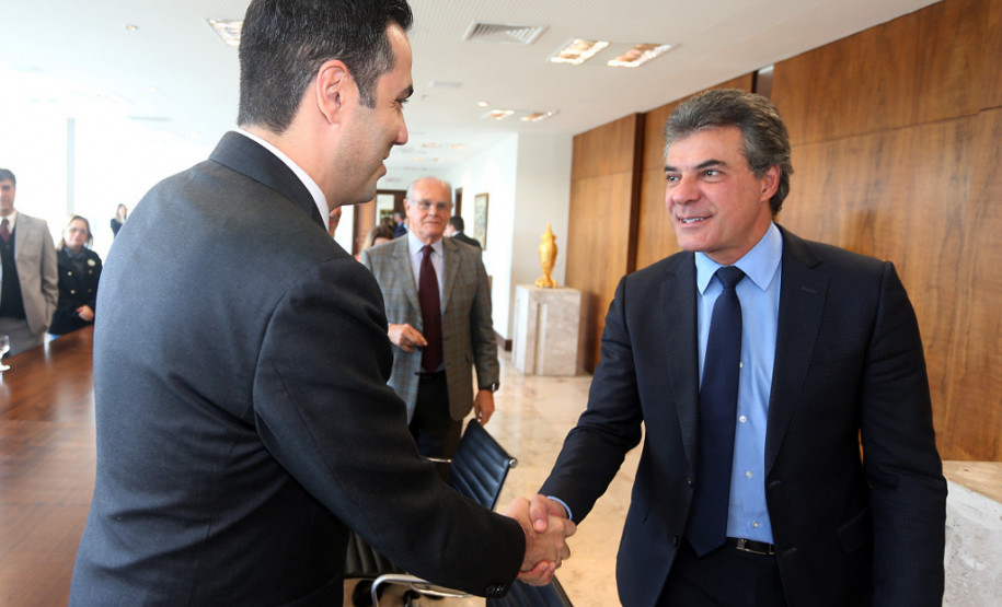 O governador Beto Richa oficializou nesta segunda-feira (03) o projeto de gestão educacional desenvolvido em parceria com Klabin, em 31 escolas da região dos Campos Gerais, onde a empresa tem duas fábricas. A formalização da parceria foi assinada nesta segunda-feira (3), no Palácio Iguaçu, em reunião do governador, com o diretor-presidente da Klabin, Cristiano Teixeira, e a secretária de Estado da Educação, Ana Seres.
