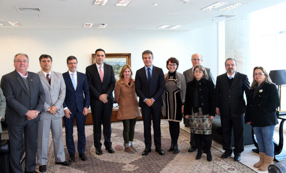 O governador Beto Richa oficializou nesta segunda-feira (03) o projeto de gestão educacional desenvolvido em parceria com Klabin, em 31 escolas da região dos Campos Gerais, onde a empresa tem duas fábricas. A formalização da parceria foi assinada nesta segunda-feira (3), no Palácio Iguaçu, em reunião do governador, com o diretor-presidente da Klabin, Cristiano Teixeira, e a secretária de Estado da Educação, Ana Seres.