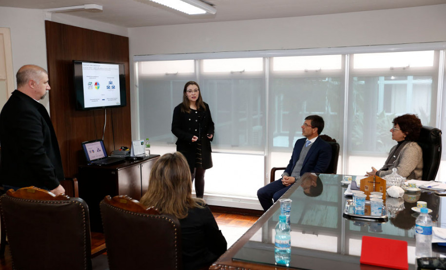 A proposta é melhorar os resultados do ensino por meio da gestão das escolas e do aprendizado em sala de aula e, em consequência, elevar o desempenho no Ideb (Índice de Desenvolvimento da Educação Básica)