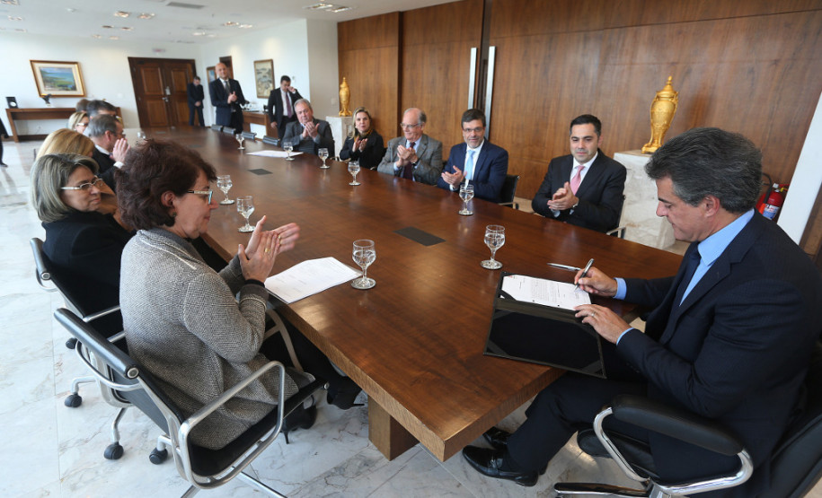 O governador Beto Richa oficializou nesta segunda-feira (03) o projeto de gestão educacional desenvolvido em parceria com Klabin, em 31 escolas da região dos Campos Gerais, onde a empresa tem duas fábricas. A formalização da parceria foi assinada nesta segunda-feira (3), no Palácio Iguaçu, em reunião do governador, com o diretor-presidente da Klabin, Cristiano Teixeira, e a secretária de Estado da Educação, Ana Seres.