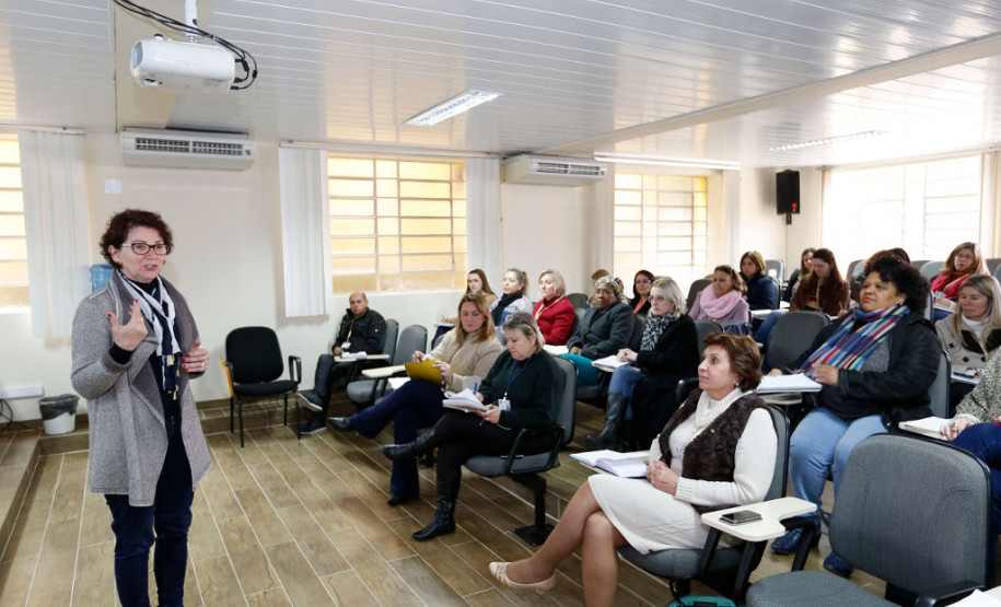 O Departamento de Educação Básica da Secretaria de Estado da Educação reuniu nesta terça-feira (04), em Curitiba, técnicos de diversas áreas (pedagógico, diversidade, orçamento, censo, alimentação escolar, transporte) para debater a Lei 13
