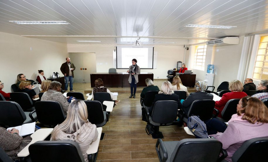 O Departamento de Educação Básica da Secretaria de Estado da Educação reuniu nesta terça-feira (04), em Curitiba, técnicos de diversas áreas (pedagógico, diversidade, orçamento, censo, alimentação escolar, transporte) para debater a Lei 13
