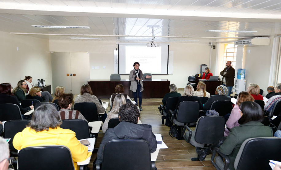 O Departamento de Educação Básica da Secretaria de Estado da Educação reuniu nesta terça-feira (04), em Curitiba, técnicos de diversas áreas (pedagógico, diversidade, orçamento, censo, alimentação escolar, transporte) para debater a Lei 13