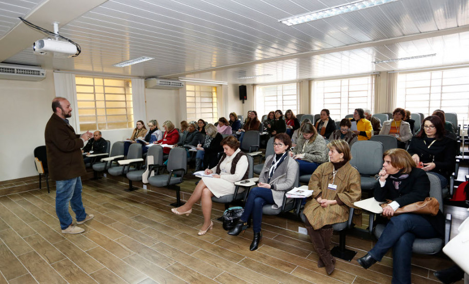 O Departamento de Educação Básica da Secretaria de Estado da Educação reuniu nesta terça-feira (04), em Curitiba, técnicos de diversas áreas (pedagógico, diversidade, orçamento, censo, alimentação escolar, transporte) para debater a Lei 13