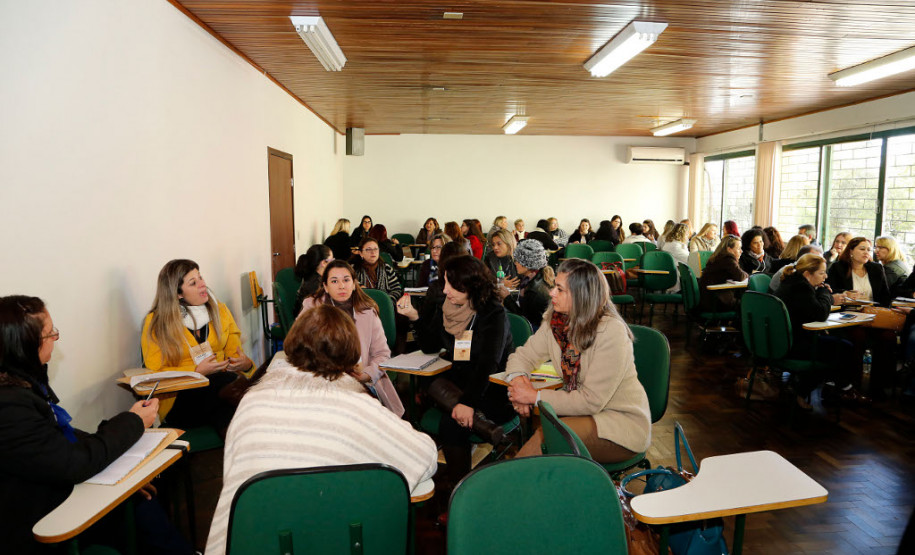 O Departamento de Gestão Escolar da Secretaria de Estado da Educação realiza nesta quarta e quinta-feira (05 e 06), em Curitiba, um curso de formação estratégica para técnicos dos 32 Núcleos Regionais, com cerca de 80 participantes. O curso trata da formação estratégica em gestão escolar.