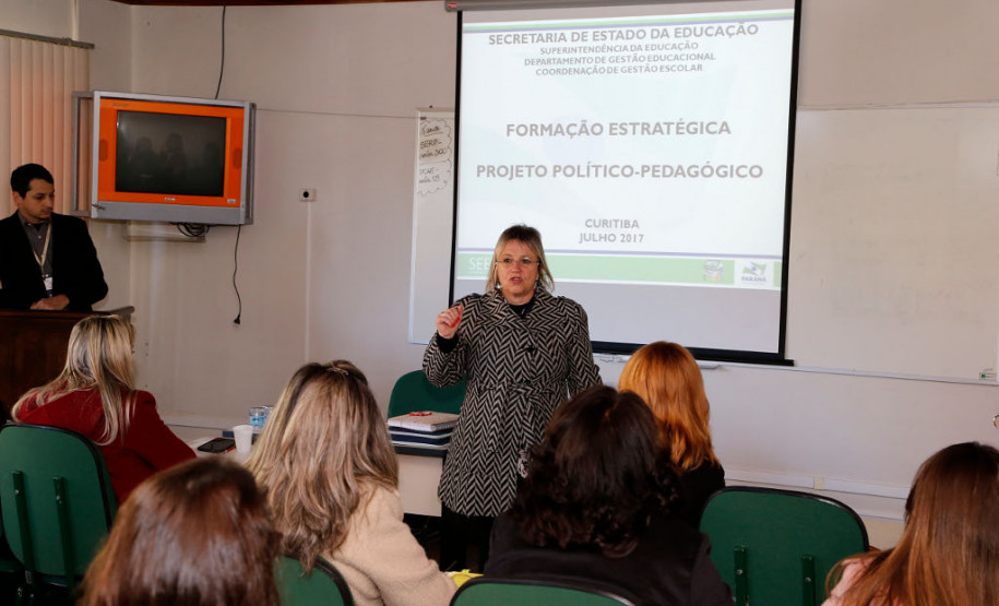 O Departamento de Gestão Escolar da Secretaria de Estado da Educação realiza nesta quarta e quinta-feira (05 e 06), em Curitiba, um curso de formação estratégica para técnicos dos 32 Núcleos Regionais, com cerca de 80 participantes. O curso trata da formação estratégica em gestão escolar.