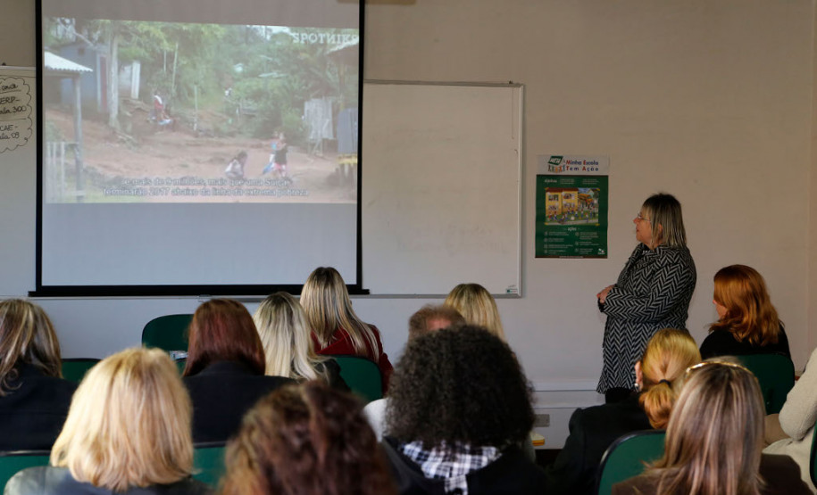 O Departamento de Gestão Escolar da Secretaria de Estado da Educação realiza nesta quarta e quinta-feira (05 e 06), em Curitiba, um curso de formação estratégica para técnicos dos 32 Núcleos Regionais, com cerca de 80 participantes. O curso trata da formação estratégica em gestão escolar.